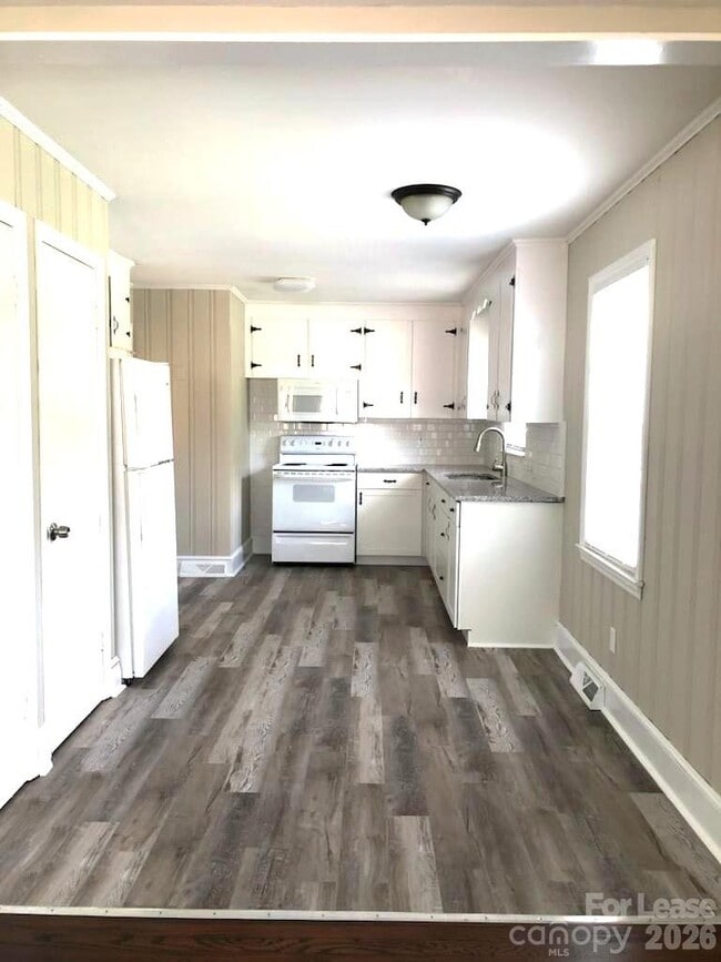 Building Photo - 1500 Woodhill Ln