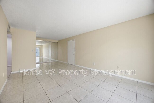 Building Photo - 925 W Oak Ridge Rd