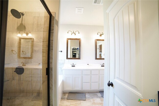 Building Photo - 708 Holstein Dr