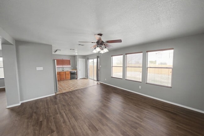 Building Photo - Spacious Cul-de-Sac Home with Greenbelt Privacy - Realtor Commission: $500