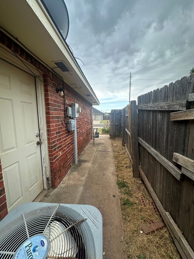 Building Photo - 2504 Thomas Dr