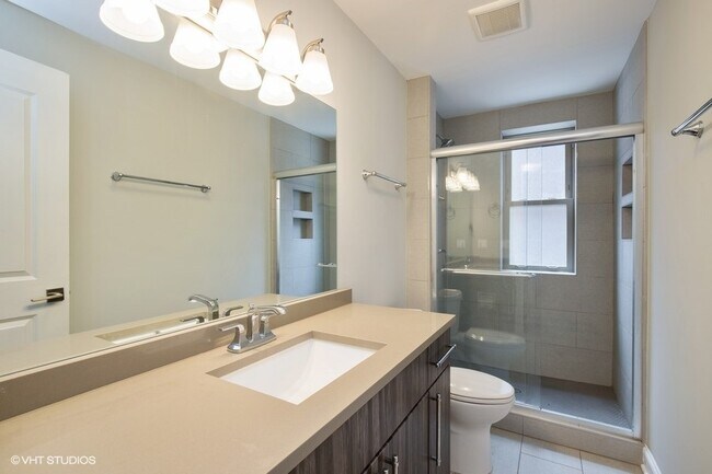 Building Photo - 637 E 49th St