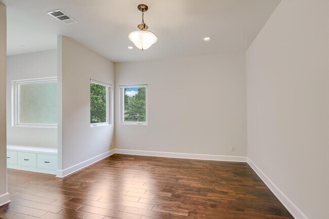 Building Photo - 11 Inwood Cir