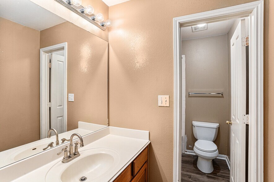 Building Photo - 2635 Lakehills