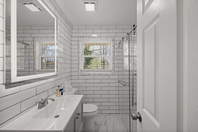 Building Photo - 3 Bedroom Lake Home In Gainesville!