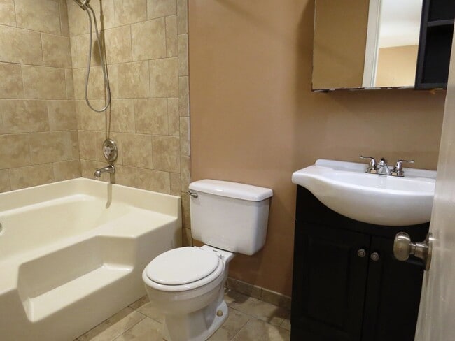 Building Photo - Spacious 3 Bedroom Townhome