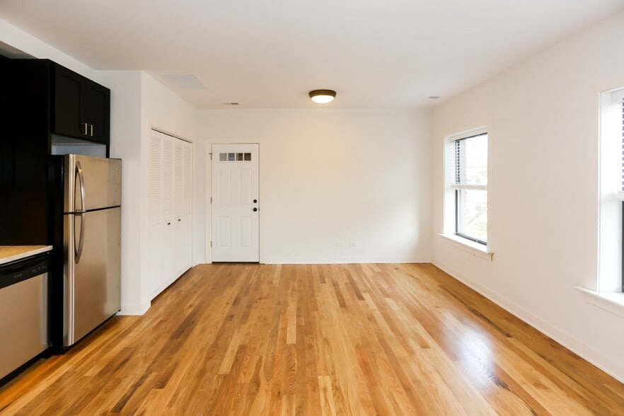 Building Photo - 2211 W Eastwood Ave