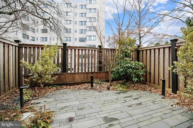 Building Photo - 1620 Beekman Pl NW