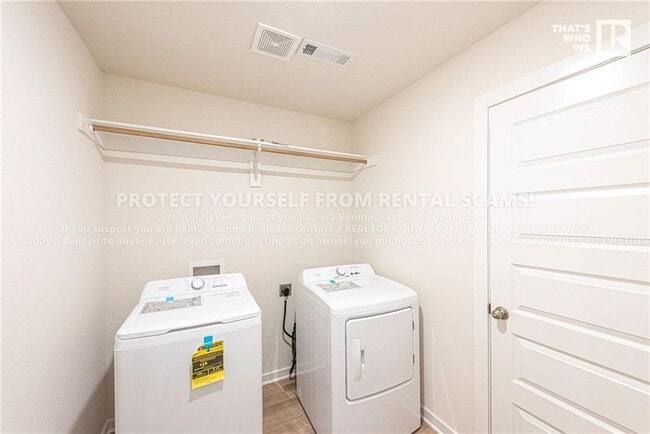 Building Photo - 3801 Pinecrest St