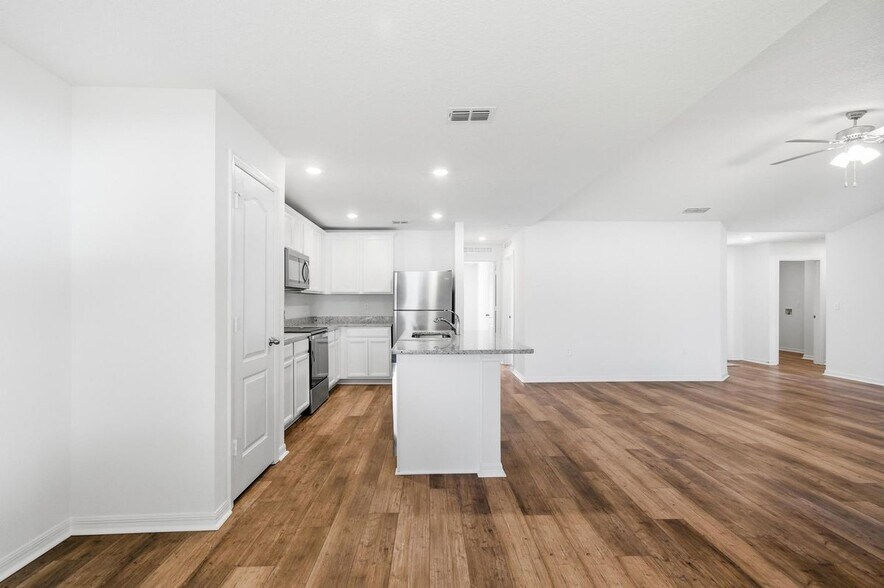 Building Photo - 15 Rivera Ln