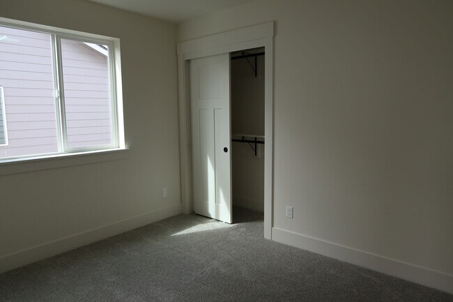Building Photo - Seven Oaks Luxury Duplexes - New, Light, Bright, and Spacious!!