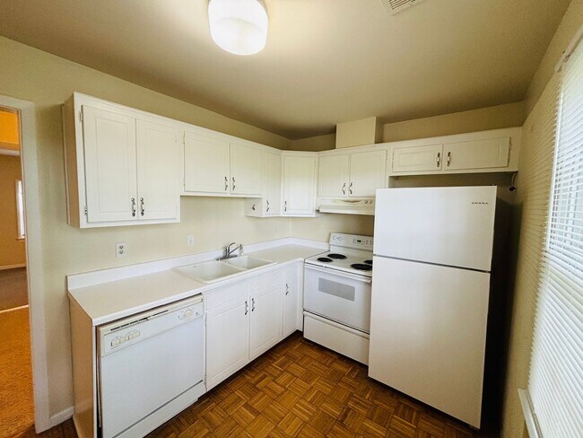 Building Photo - 4 Bedroom, 2.5 Bath Townhouse