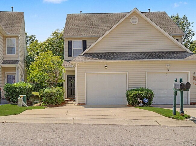 Building Photo - Townhome in Desirable Hedingham Community