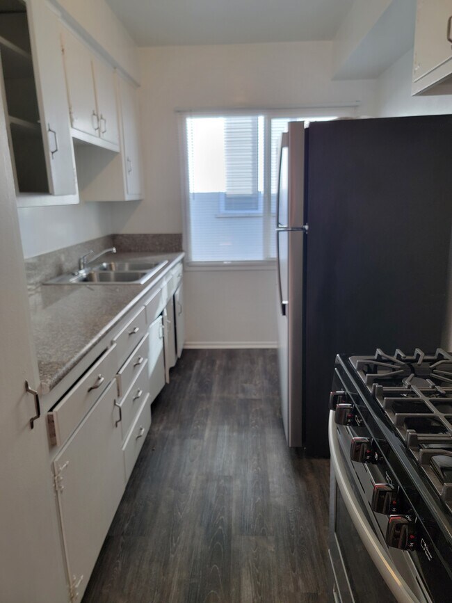Building Photo - 8206 De Longpre Ave