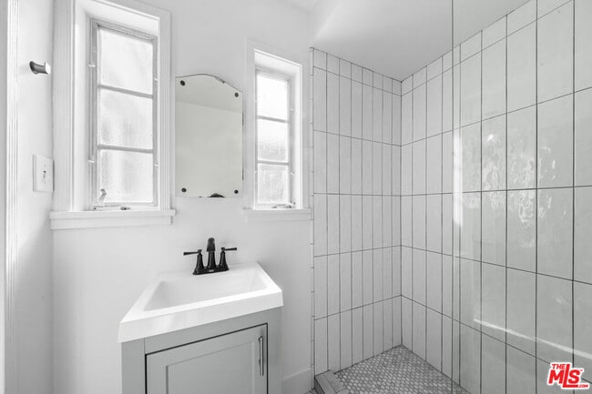 Building Photo - 2565 Canyon Dr