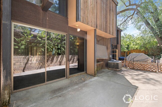Building Photo - 1815 N Woodside Dr E