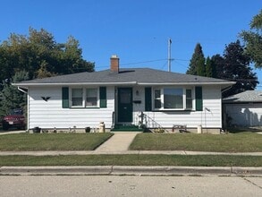 Building Photo - Charming 3 Bedroom, 1.5 Bath Home on the South Side of Kenosha