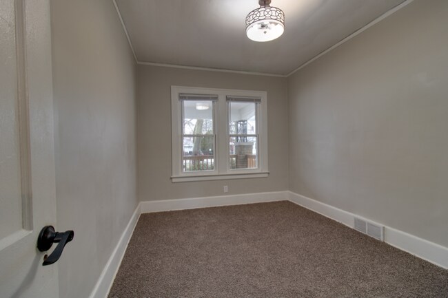 Building Photo - 18142 Riopelle St
