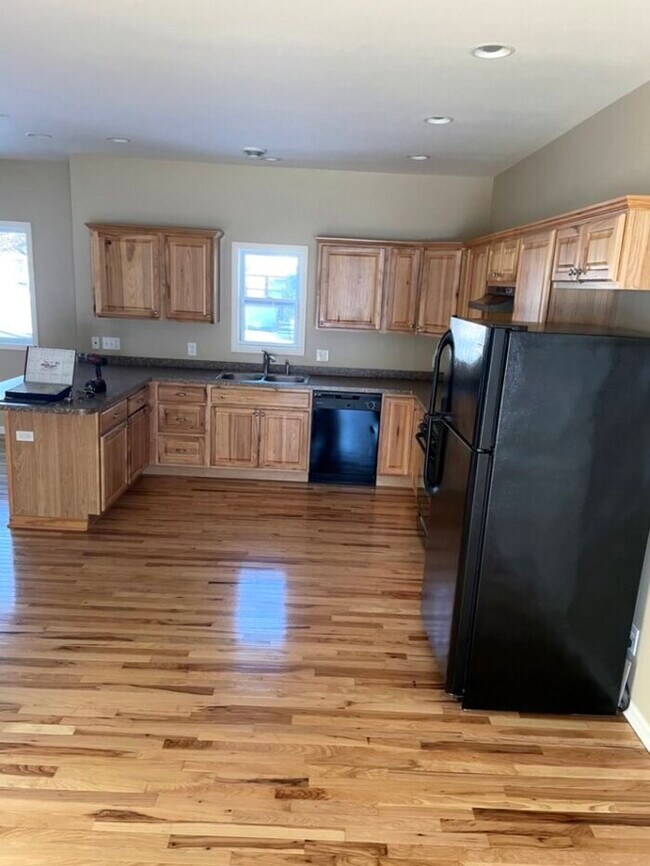 Building Photo - 3 Bdrm/2 bath Ranch - Lilly Lake