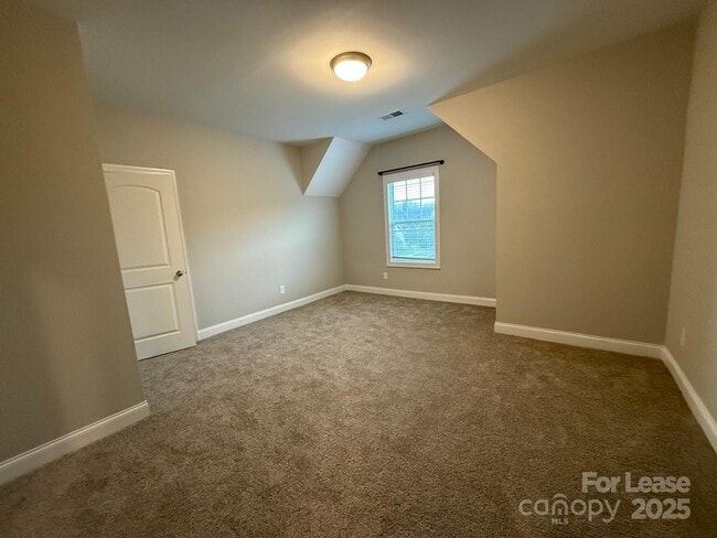 Building Photo - 121 Pine Eagle Dr