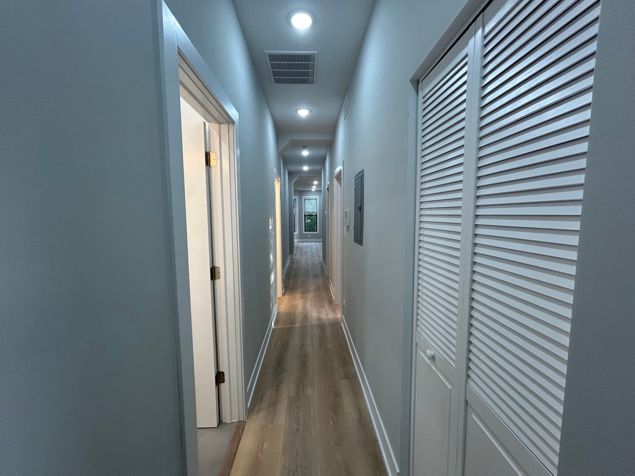 Building Photo - 423 W Belden Ave