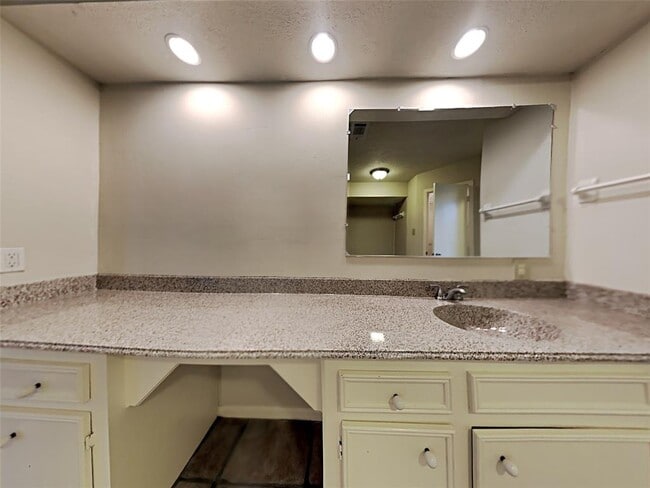 Building Photo - 603 Blue Ridge Dr