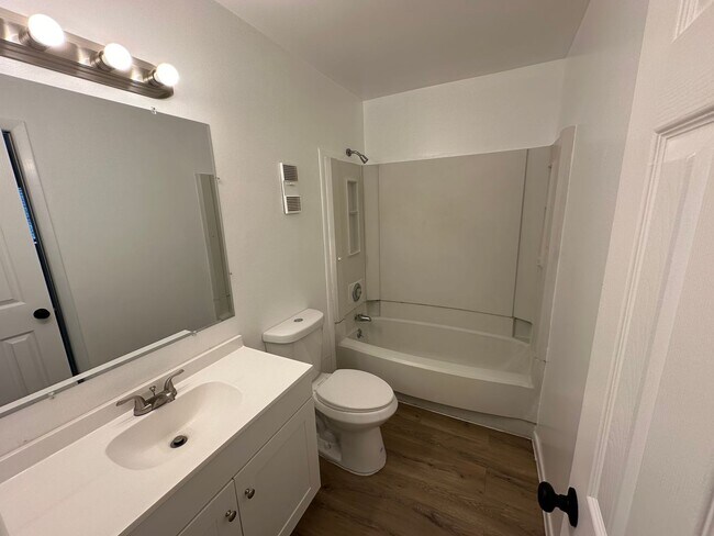 Building Photo - Minutes from UCF & Full Sail – Updated 2 Bedroom Townhome