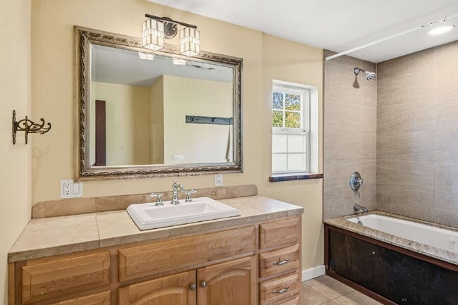 Building Photo - Charming Rustic 3-Bedroom + bonus rooms in Ashland, OR