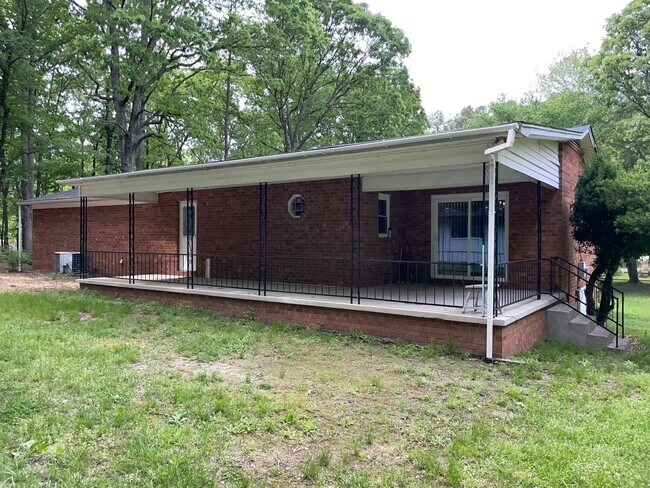 Building Photo - 3 bed 2 bath home