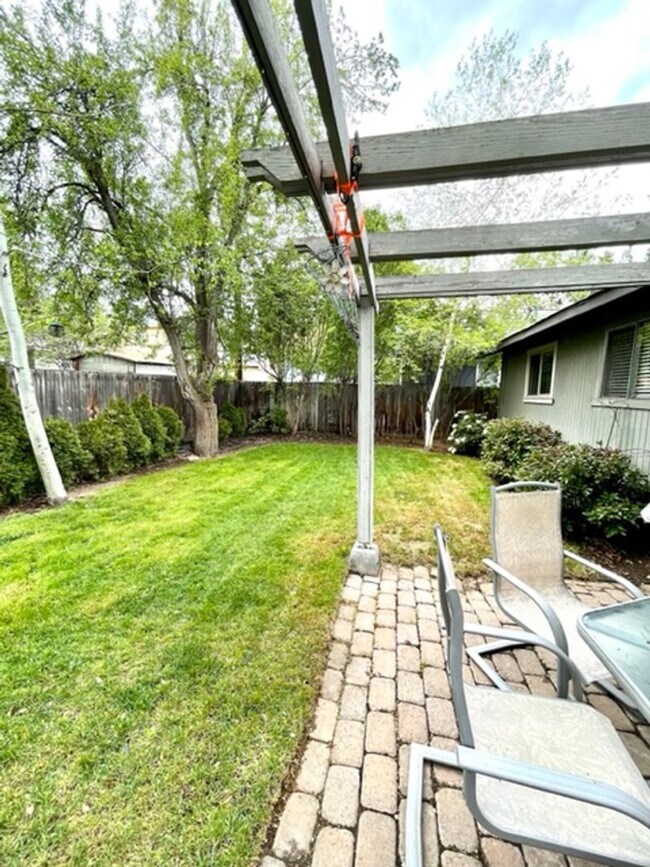 Building Photo - Single Level Westside Home with fabulous b...