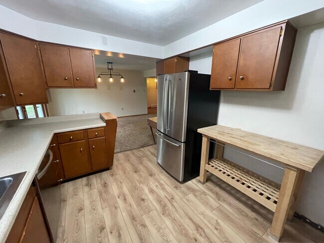 Building Photo - Beautiful 4 Bedroom, 2.5 Bathroom, 3000sq.ft Ranch! Pet Friendly!