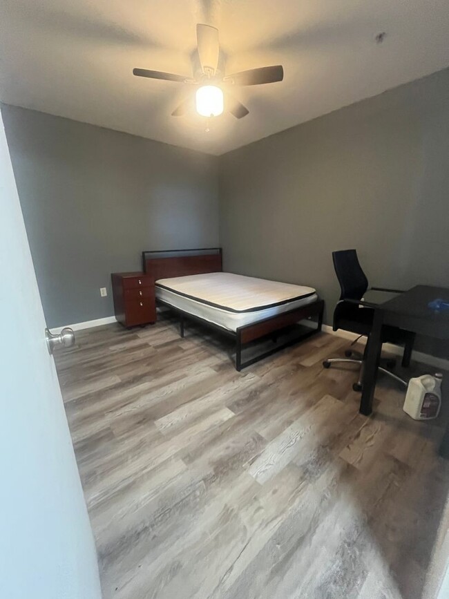 Building Photo - Fully Furnished Spacious Room for Rent in ...