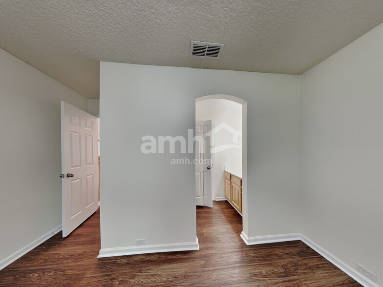 Building Photo - 240 Sweetbrier Branch Ln