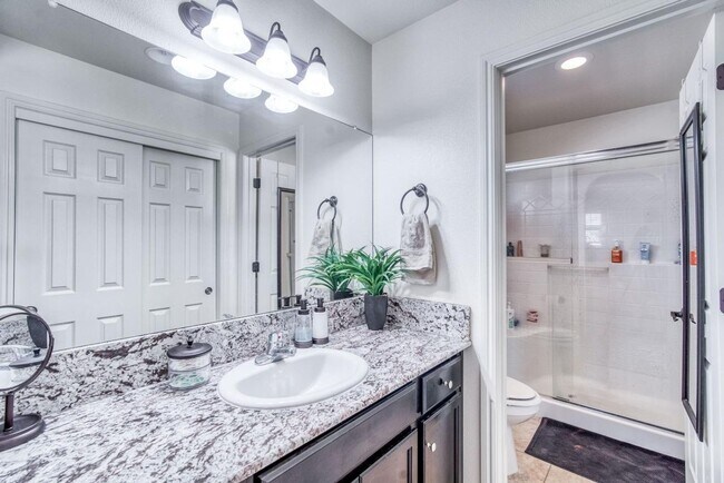 Building Photo - Beautiful 3/2.5 near Clovis East