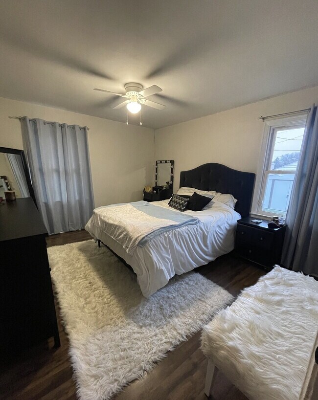 Building Photo - 924 Main St