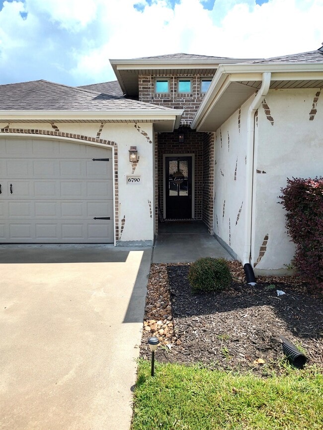 Building Photo - 6790 Woodridge Drive