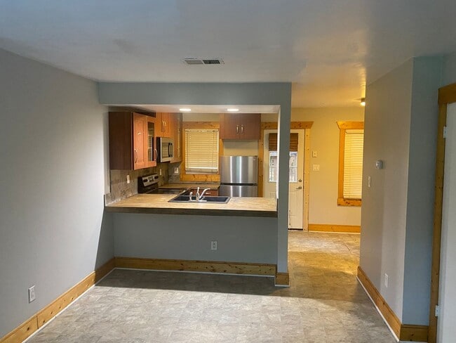 Building Photo - Lovely 2 Bed 1.5 Bath Townhome!