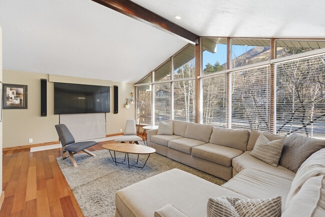 Building Photo - 8682 Alpen Cir