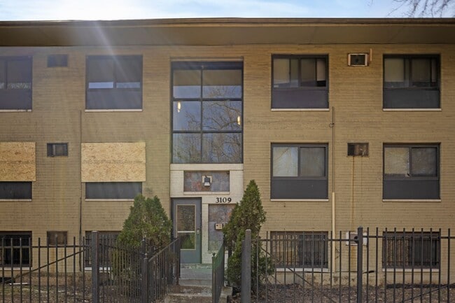 Building Photo - Spacious, Recently Renovated 1 Bedroom!