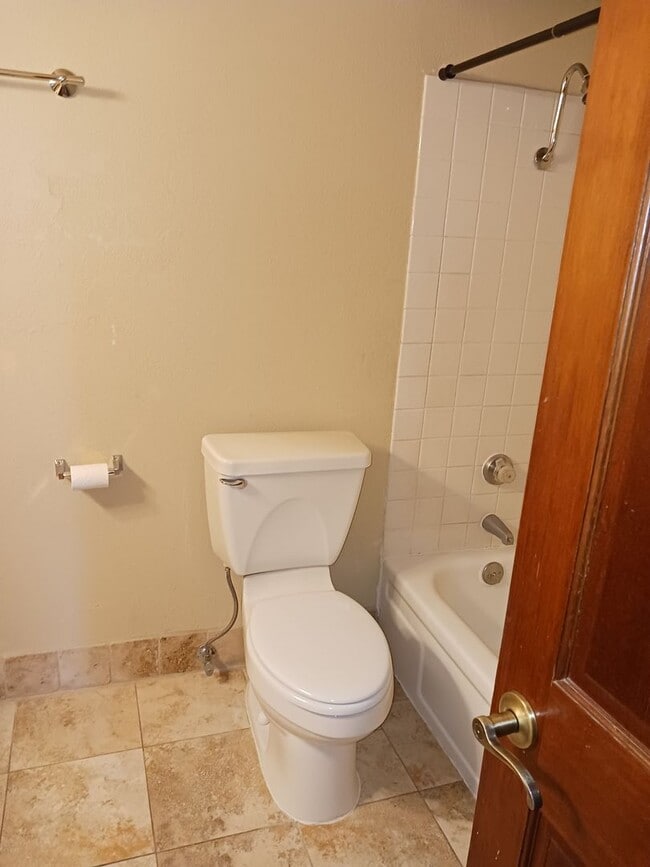 Building Photo - 708 Highland Dr