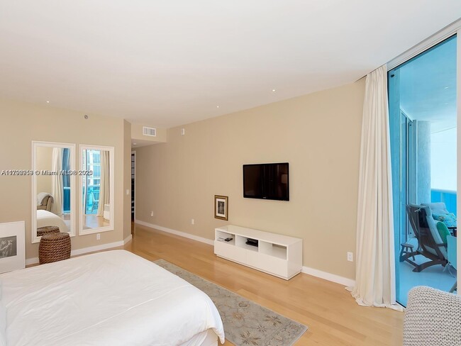 Building Photo - 2711 S Ocean Dr