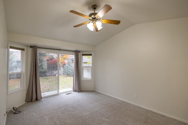 Building Photo - 164 S Silverwood Way