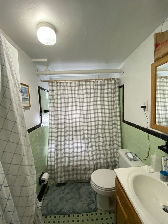 Building Photo - Large ground level 1 bed in a prime location in Brookline!