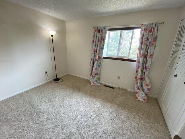 Building Photo - 2551 Sagebrush Ave