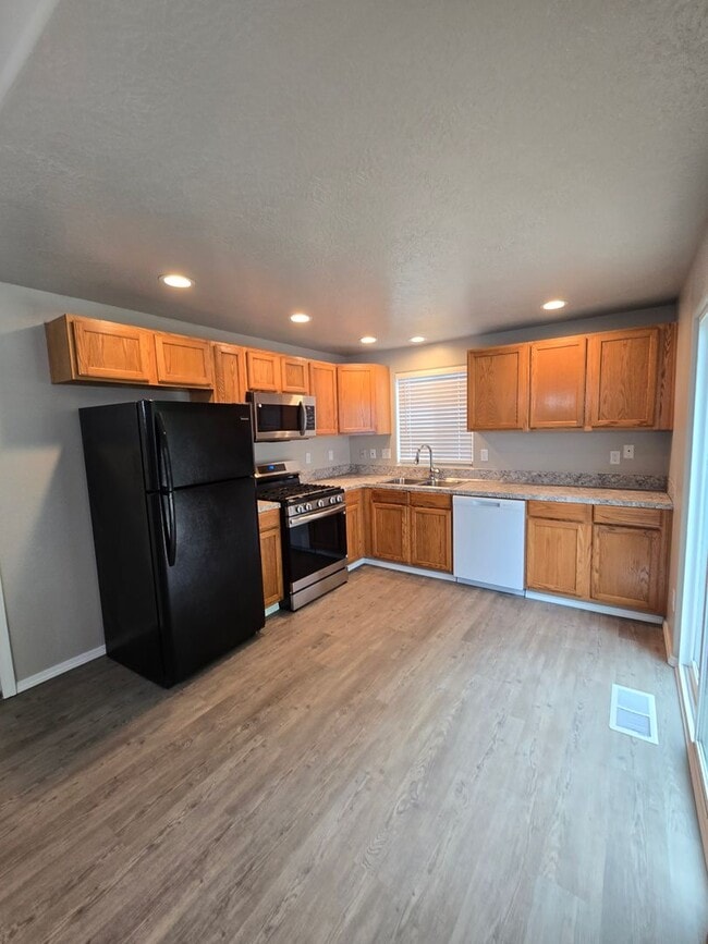 Building Photo - Pet Friendly, Single Level 3bed : 2bath Ho...