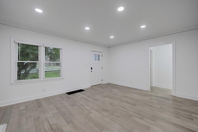 Building Photo - 593 Lynnhaven Dr SW