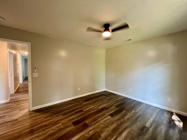 Building Photo - Renovated  3 bedrooms 1 full bath