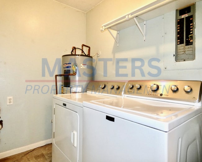 Building Photo - 3 Bedroom House