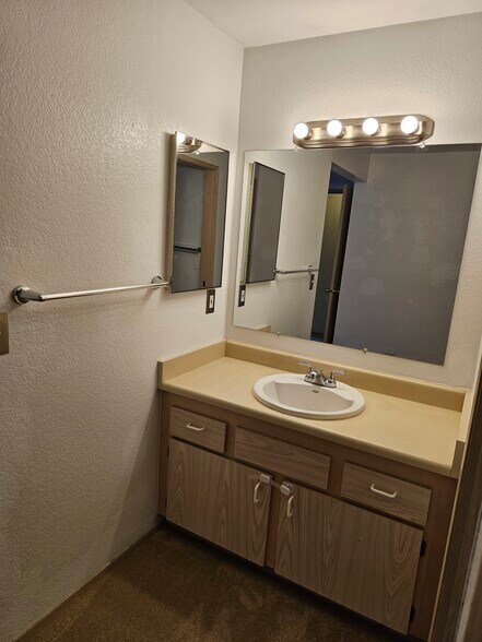 Building Photo - 19230 Forest Park Dr NE