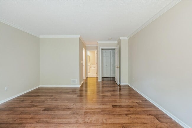 Building Photo - 900B Heritage Hls